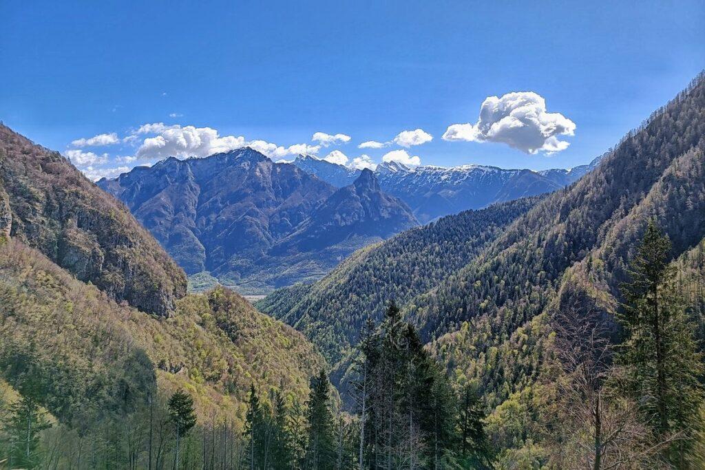 Panorama da Cajada verso le montagne di Longarone e dell'Alpago