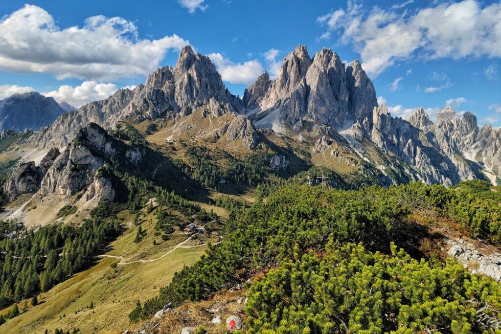 Vista sui Cadini di Misurina, le Tre Cime di Lavaredo e il rifugio Città di Carpi dalle Pale di Menotto